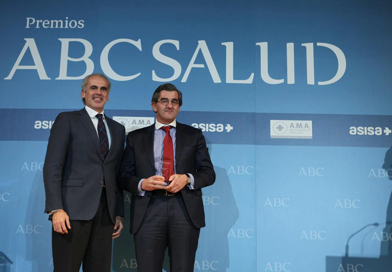 El consejero de Sanidad de Madrid entrega el premio a Juan Abarca del grupo HM hospitales. 