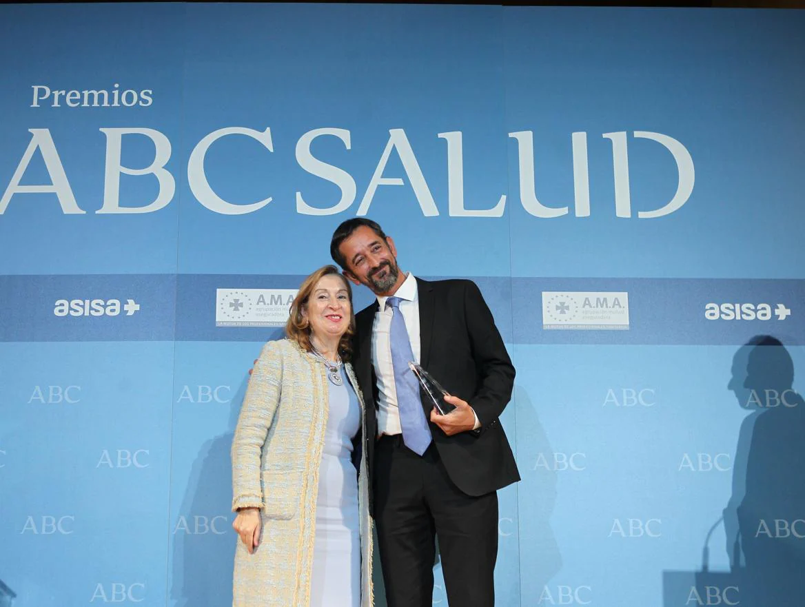 La presidenta del Congreso y Pedro Cavadas tras recibir el premio a Médico del Año. 
