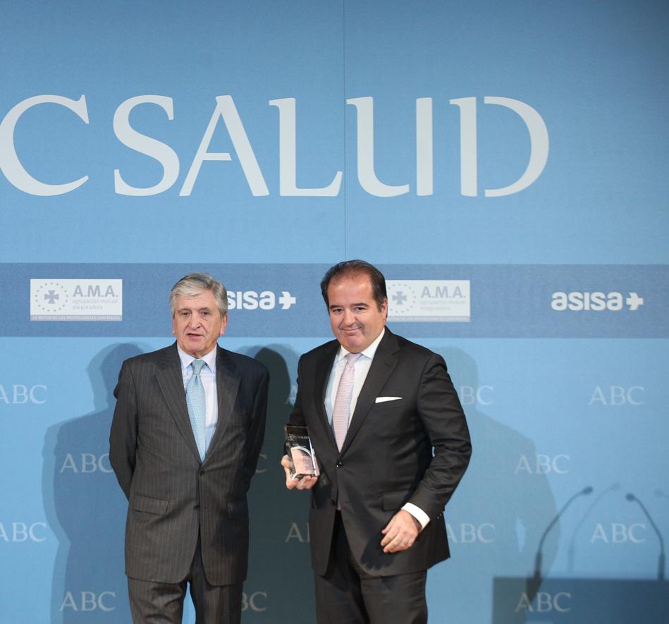 Enrique de Porres entrega el premio a Sergio Rodríguez de Pfizer. 