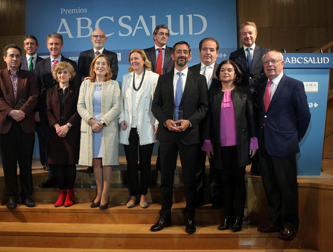 Foto de familia de los premiados con algunos miembros del jurado. 