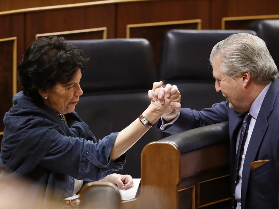 La ministra de Educación, Isabel Celaá, con su antecesor, Íñigo Méndez de Vigo, esta mañana en el Congreso