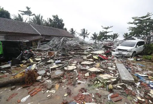 Al menos 222 muertos y más de 800 heridos por el tsunami en Indonesia