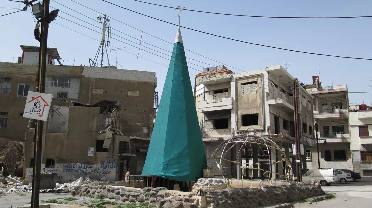 Un árbol de Navidad en las calles de la ciudad siria de Homs