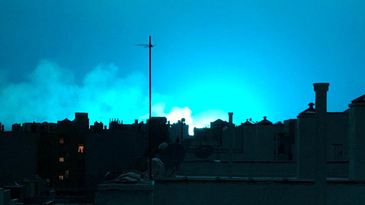 El cielo de Nueva York, iluminado por una misteriosa luz azul