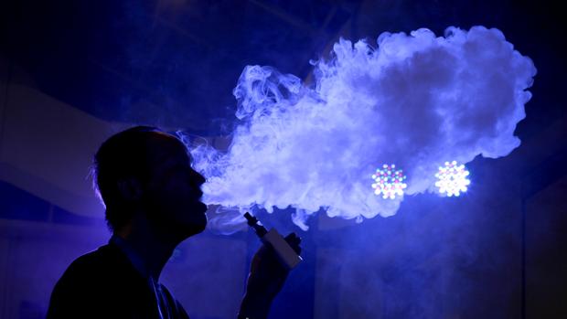 Una polémica campaña del Reino Unido promueve el cigarrillo electrónico para dejar de fumar