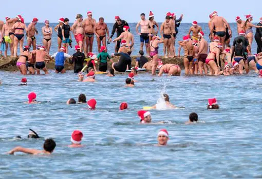Los canarios despiden el año 2018 en el mar ataviados con un gorro de Papá Noel