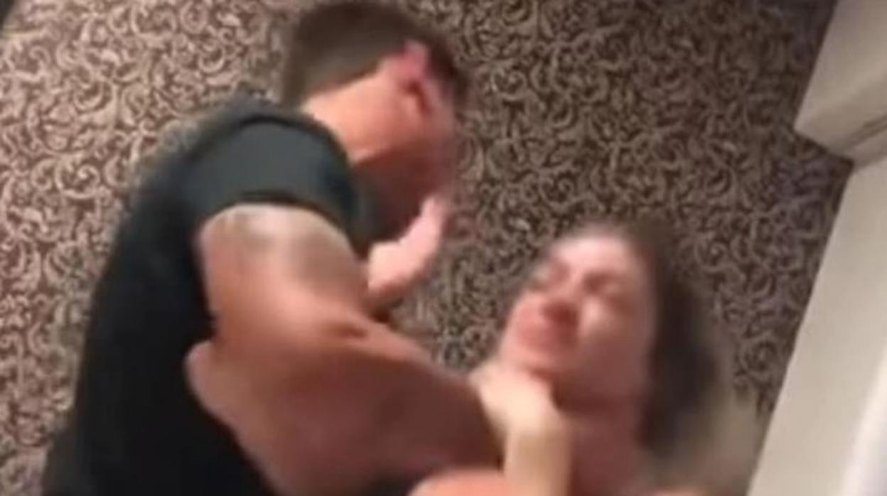 Un vídeo capta el terrorífico momento en el que un joven golpea salvajemente y trata de asfixiar a su novia