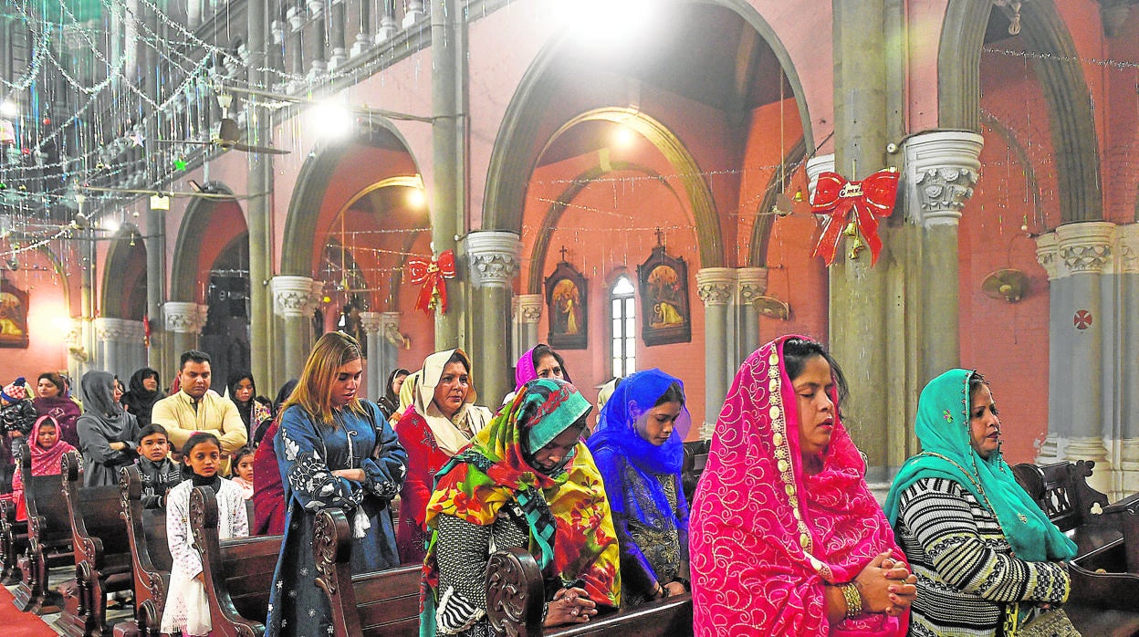 Cristianos celebran la Navidad en la catedral Sacred Heat de Lahore