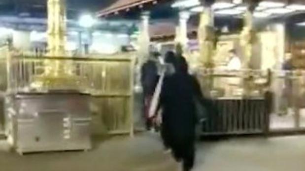 Dos mujeres logran entrar por primera vez en el templo hindú Sabarimala de Kerala