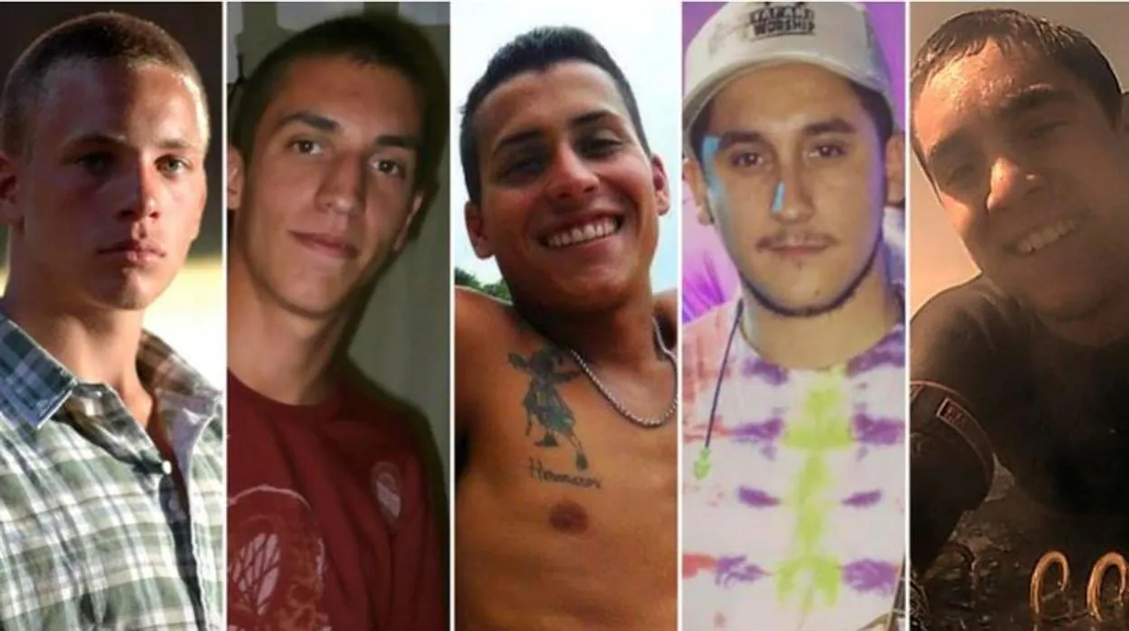 Los cinco amigos acusados: Lucas Pitman (21), Tomás Jaime (23), Juan Cruz Villalba (23), Emanuel Díaz (23) y Roberto Costa (21)