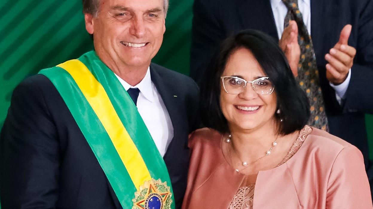 El presidente brasileño Jair Bolsonaro y su ministra de Mujer y Familia, Damares Alves