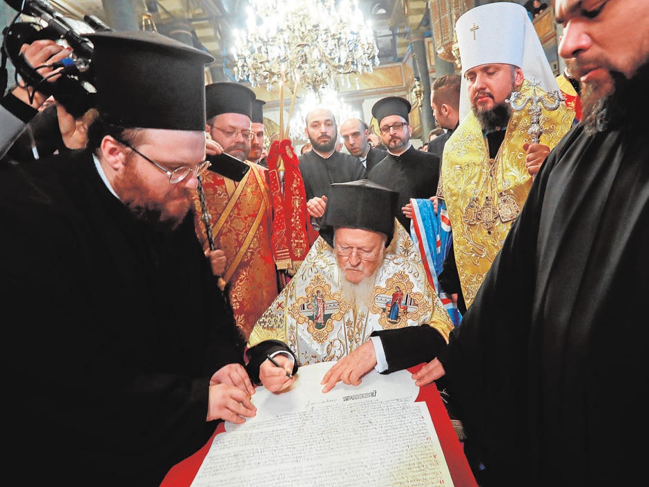 El patriarca de Constantinopla firma en Estambul la separación de las iglesias ucraniana y rusa