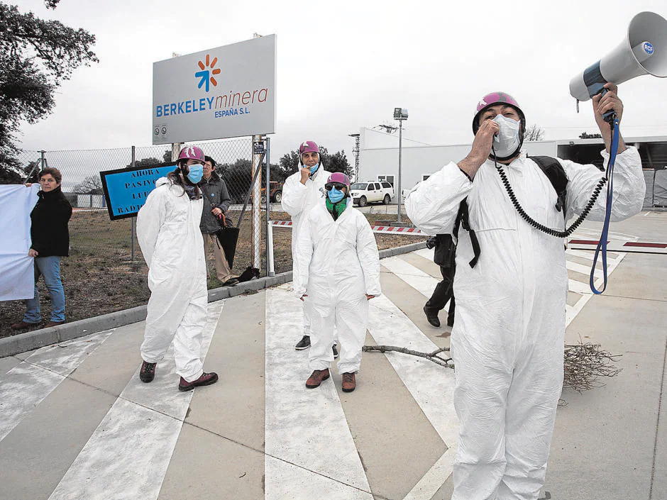 Manifestación en contra de la mina de uranio frente a las instalaciones de Berkeley en Retortillo