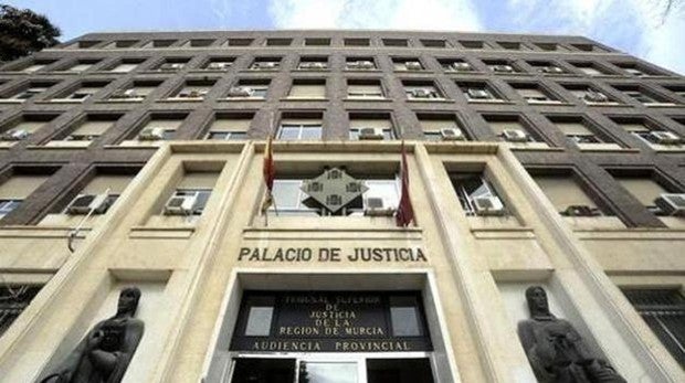 Una madre pierde la custodia de su hijo en Murcia por «hacerle partícipe del conflicto» con el padre