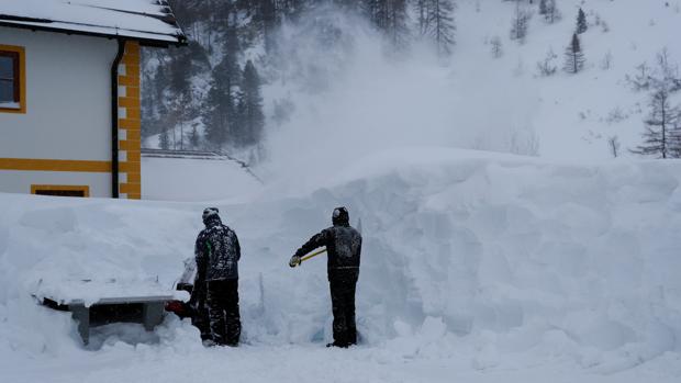 Al menos tres muertos por una avalancha de nieve en Austria