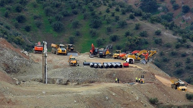 Rescate de Julen, el niño que cayó a un pozo, en directo: Los ingenieros comienzan la perforación del túnel y no llegarán hasta Julen en menos de 35 horas