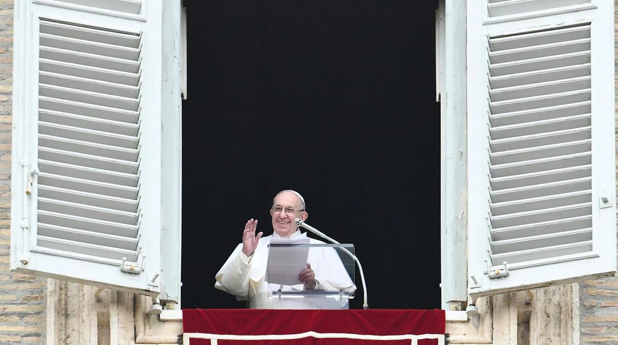 El Papa Franciso, durante el encuentro con millares de fieles para el rezo del Ángelus