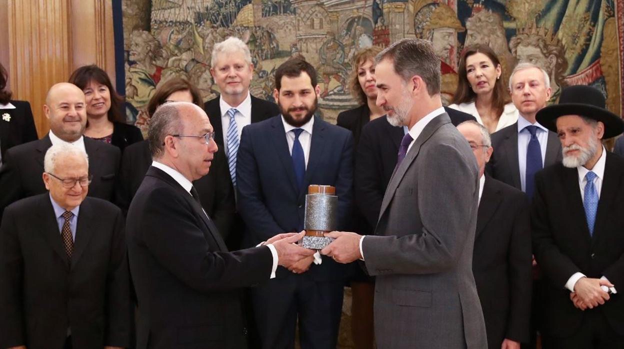 El Rey recibe en audiencia a una representación de la Federación de Comunidades Judías de España y miembros de Comunidades y Asociaciones Judías Latinoamericanas, quienes entregaron a Don Felipe el Premio «Senador Ángel Pulido»