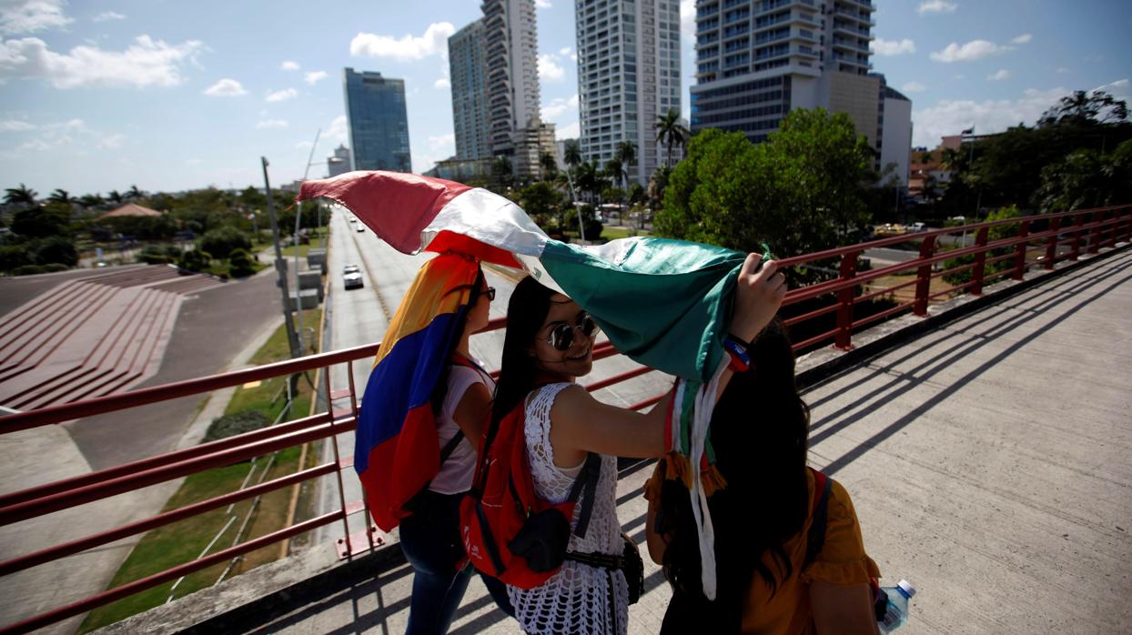Peregrinas de México y Colombia caminan por la Cinta Costera, antes de la visita de el Papa Francisco