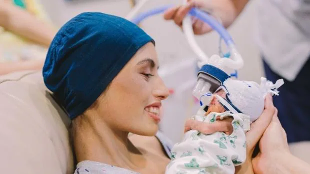 Fallece de cáncer una joven de 19 años que retrasó el tratamiento para dar a luz a su bebé