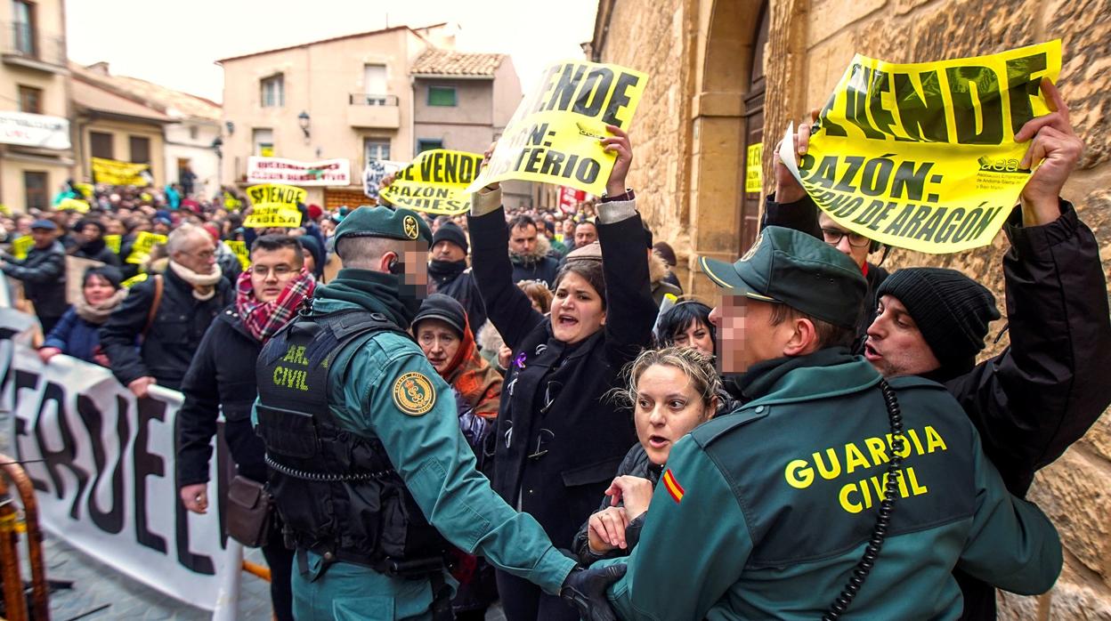 Protestas antes la ministra teresa Ribera