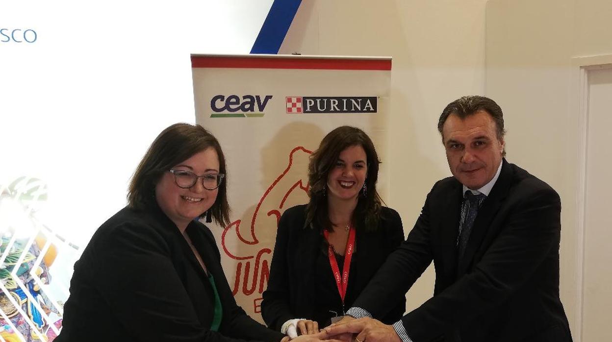 Sonia Sáez, representante de Purina España , Sandra Gómez, primera teniente de alcalde del ayuntamiento de Valencia y Rafael Gallego, presidente de CEAV