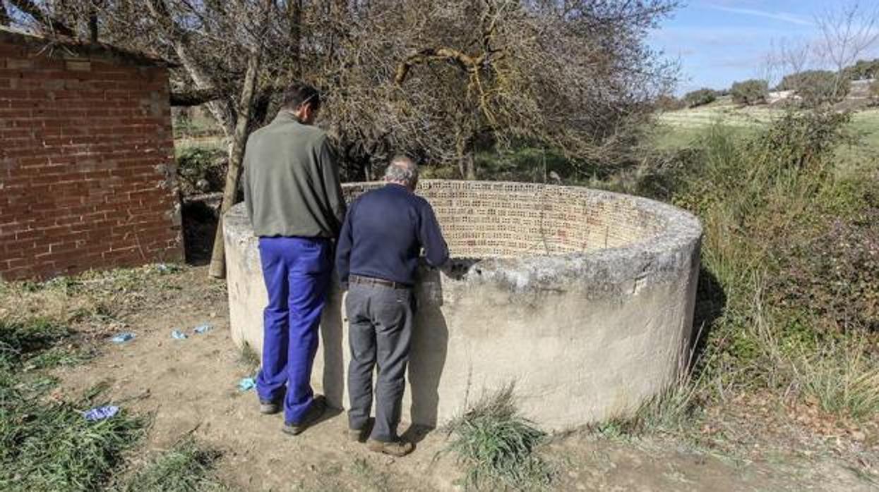 Dos vecinos, en el pozo donde ocurrieron los hechos