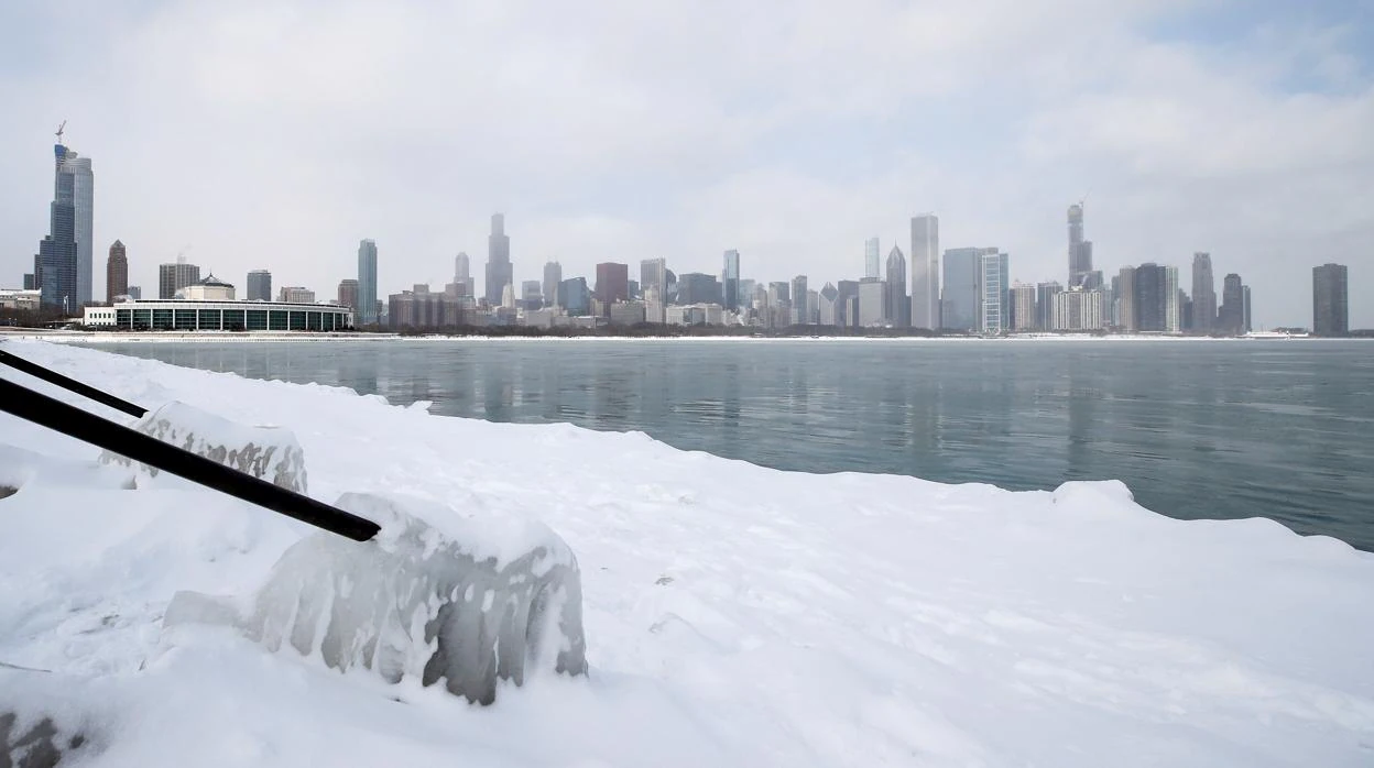 ista de las aguas heladas del lago Michigan en Chicago, Illinois (Estados Unidos),