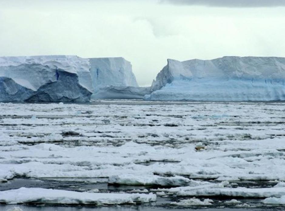 Descubren un gigantesco agujero, de 40 kilómetros cuadrados y 300 metros de altura en la Antártida occidental