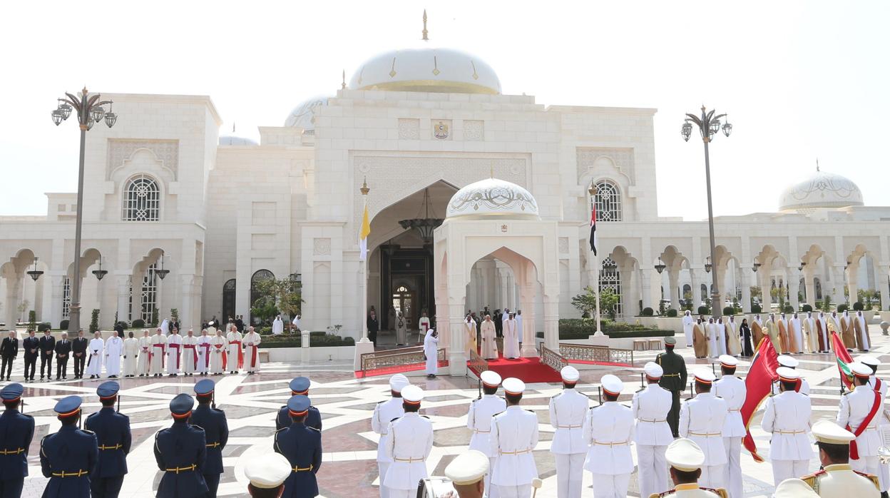 Vista general de la ceremonia de bienvenida dada al papa Francisco (C, al fondo) a su llegada este lunes al Palacio Presidencial en Abu Dabi (Emiratos Árabes Unidos).