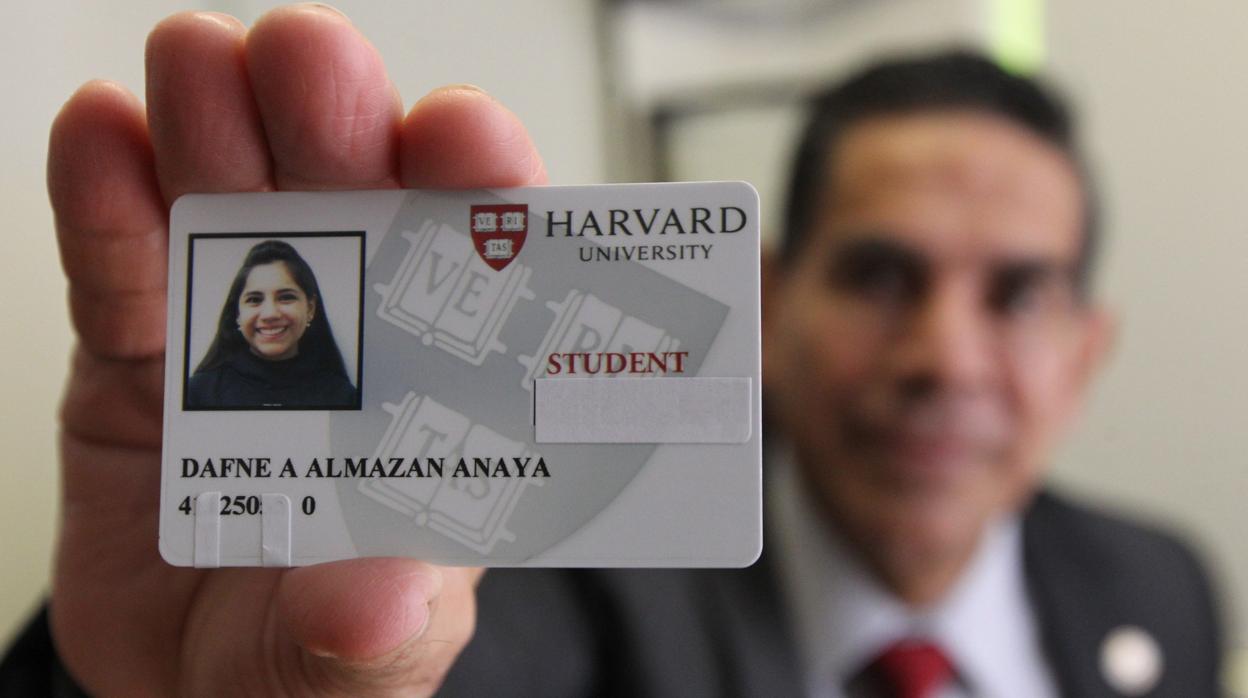 El doctor Asdrúbal Almazán,padre de Dafne, muestra la credencial como alumna de Harvard