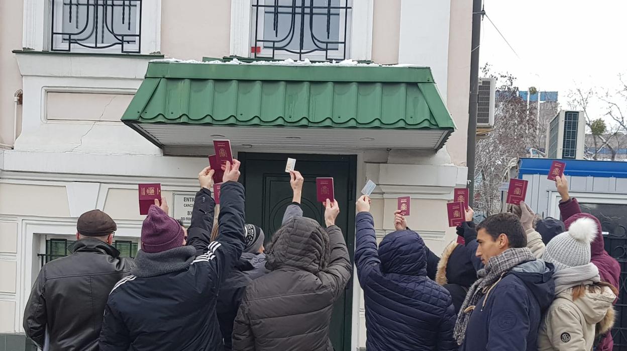 Varios padres, este miércoles, frente al consulado de Kiev, reclaman un pasaporte para sus hijos