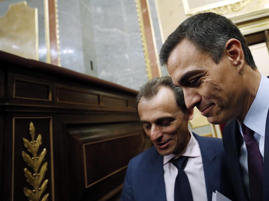 El ministro de Ciencia, Pedro Duque, junto al presidente del Gobierno, Pedro Sánchez, esta mañana en el Congreso