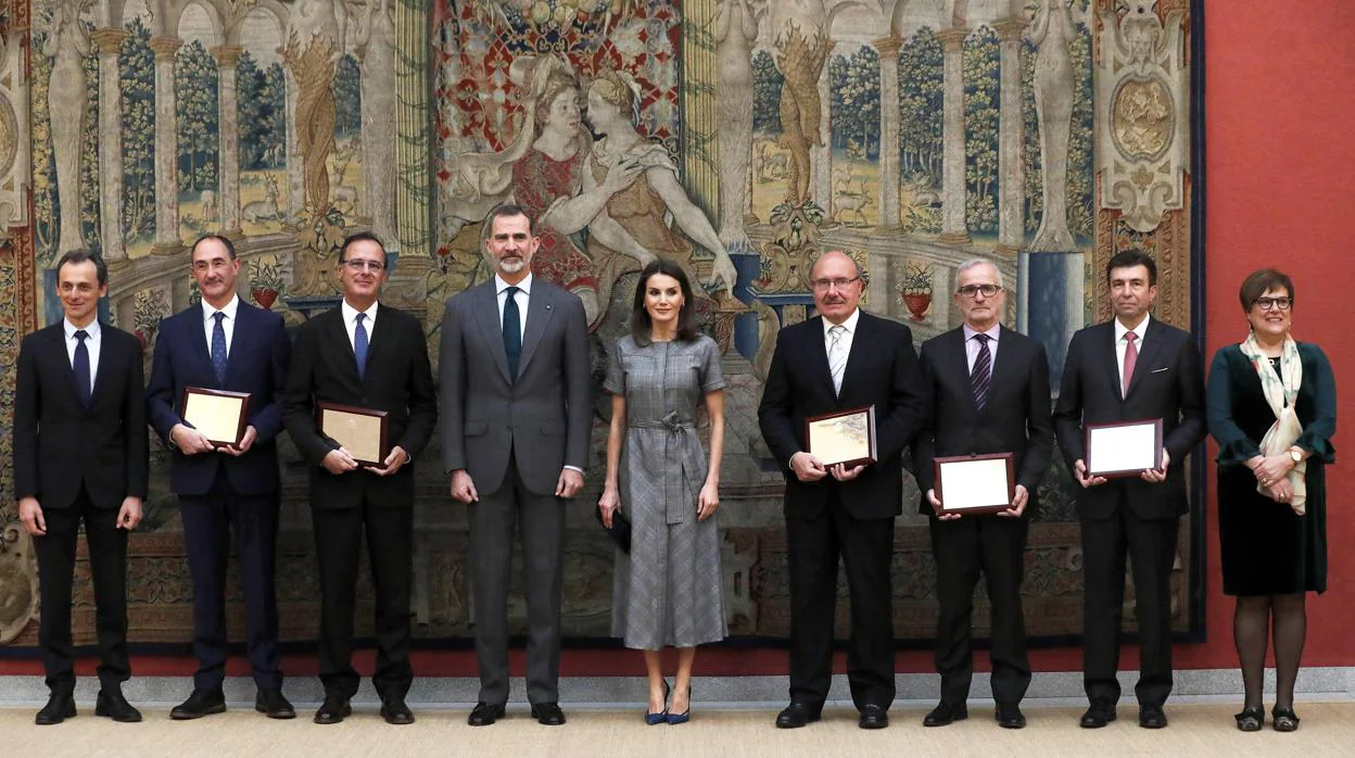 Los Reyes posan con los galardonados en la entrega de los Premios Nacionales de Investigación 2018