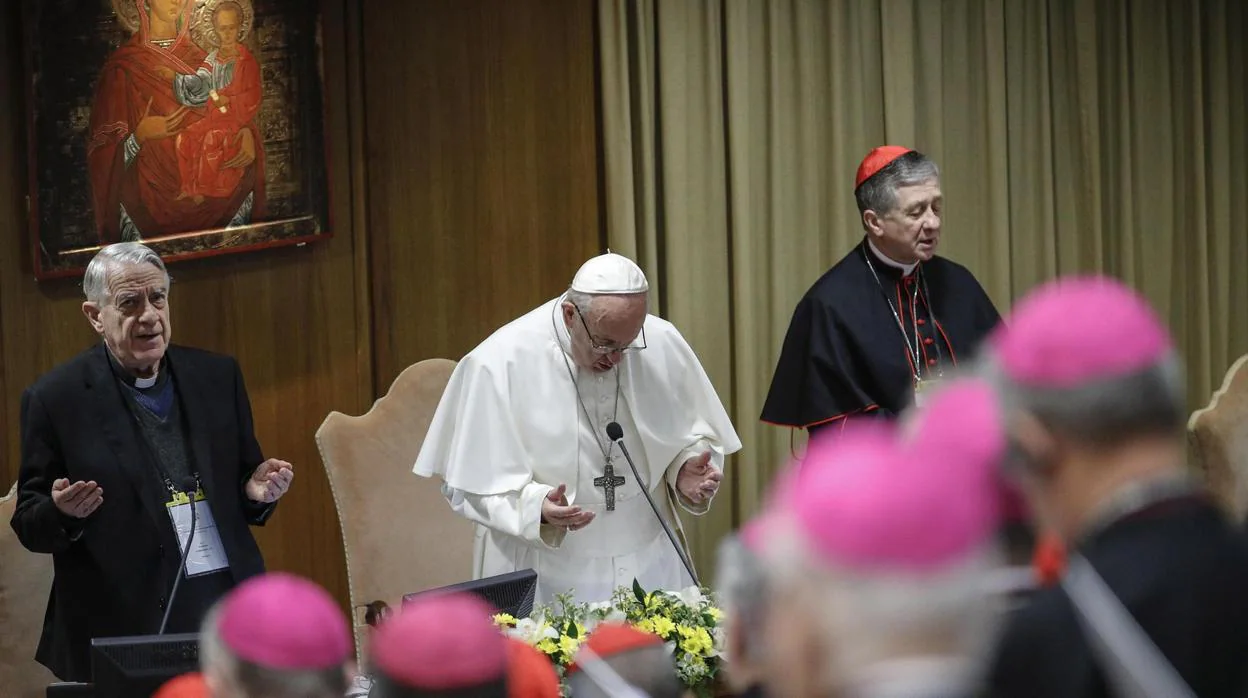 La cumbre antiabusos propone líneas telefónicas y webs para denunciar obispos encubridores al nuncio