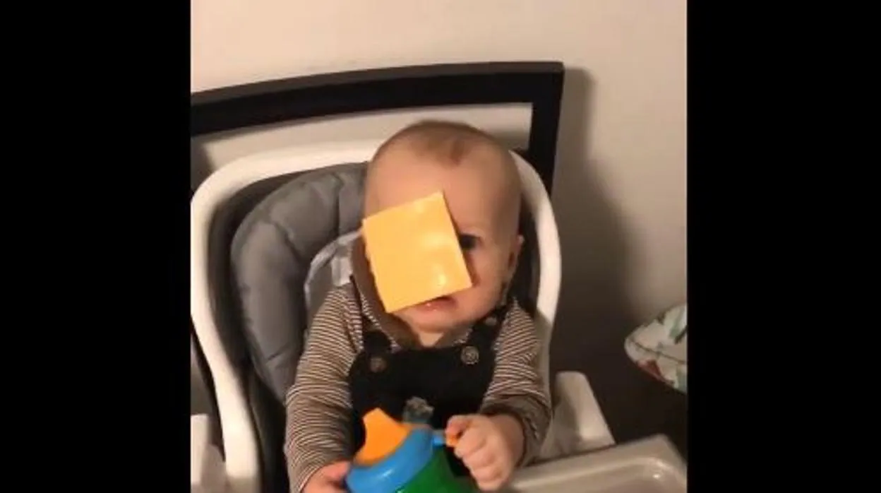 El polémico reto viral que consiste en lanzar lonchas de queso a las caras de bebés