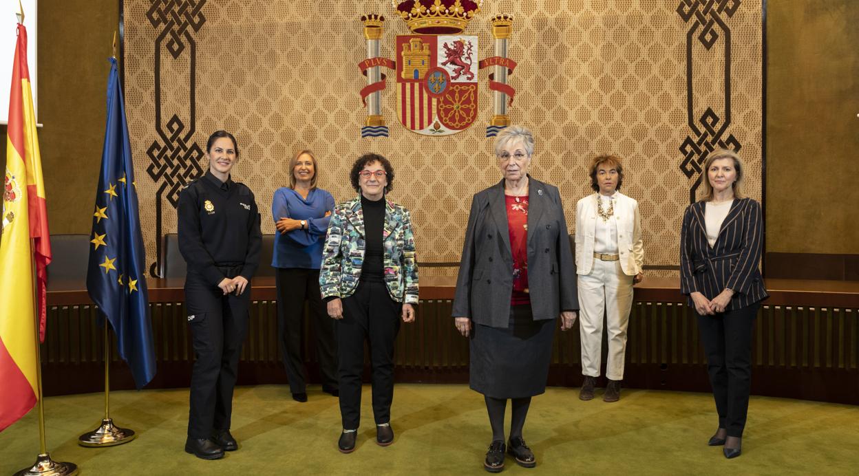 De izq. a drcha., Ana Sánchez, policía nacional; María del Camino Vidal, letrada; María Luisa Balaguer, magistrada; Encarnación Roca Trías, vicepresidenta del TC; Herminia Palencia Guerra, secretaria de Justicia; y Felicidad Garro Fernández, oficial mayor