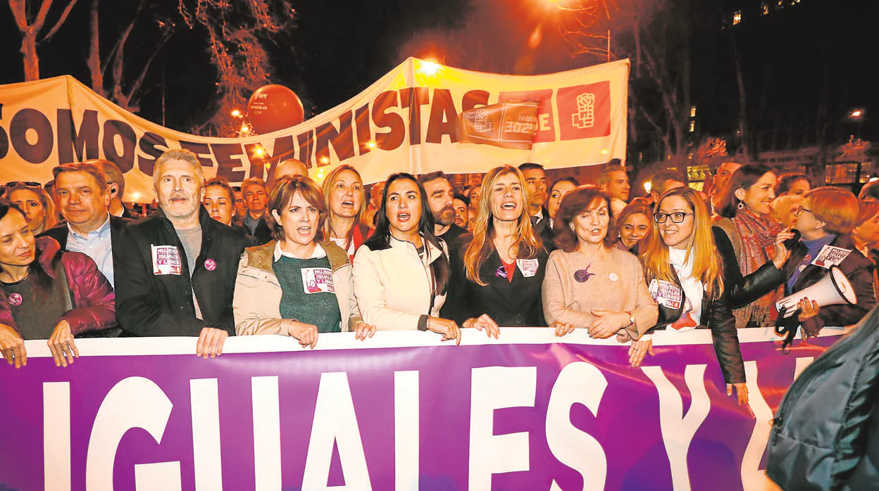 La mujer de Pedro Sánchez y varios miembros del Gobierno en la manifestación del pasado viernes con motivo del Día de la Mujer Trabajadora