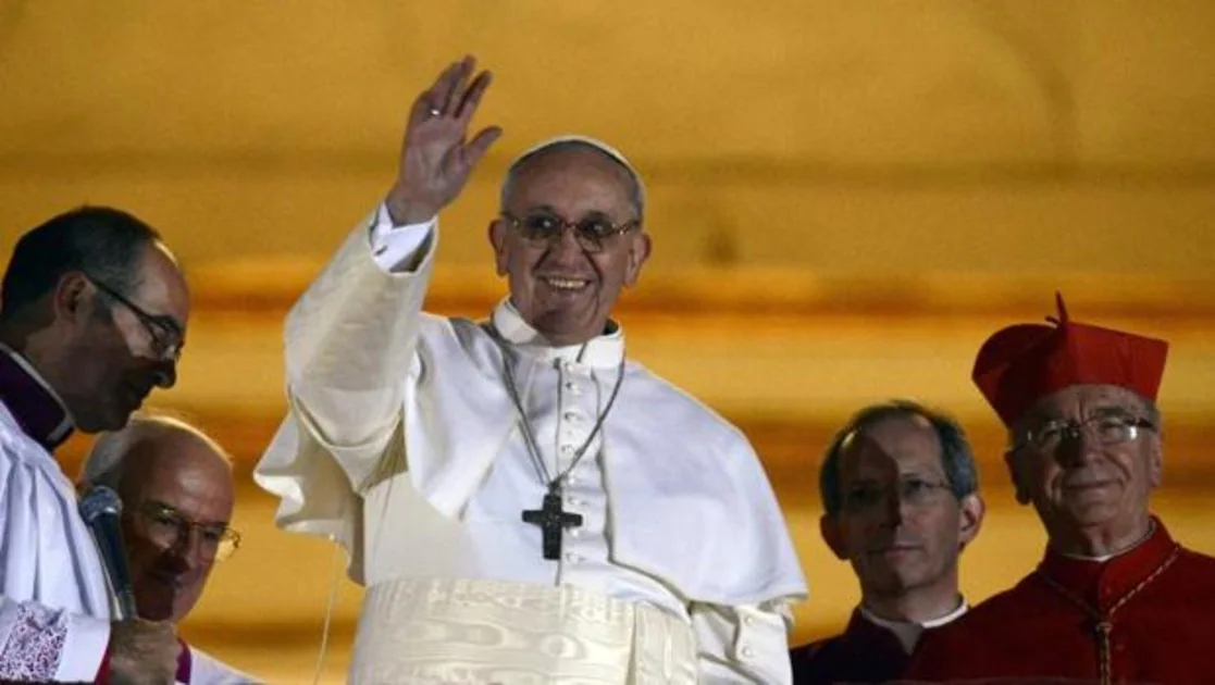 El cardenal argentino Jorge Mario Bergoglio es elegido Papa el 13 de marzo de 2013