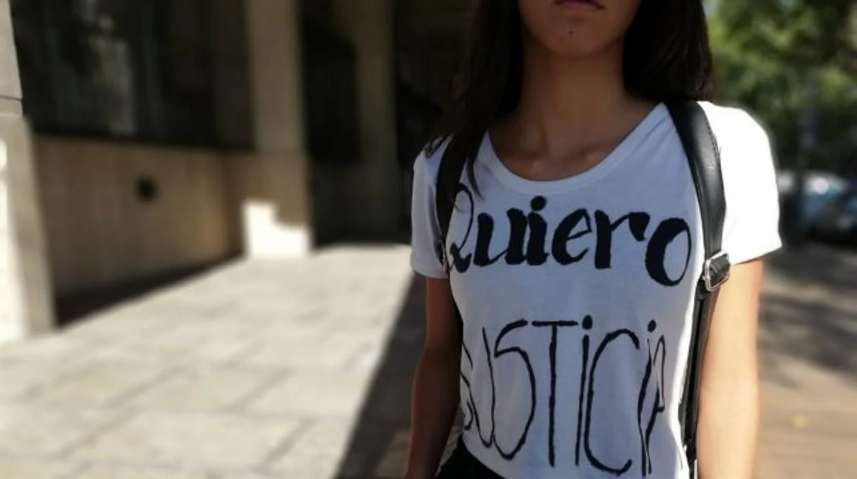 La joven se presentó a los tribunales con una camiseta con la palabras «Quiero justicia»