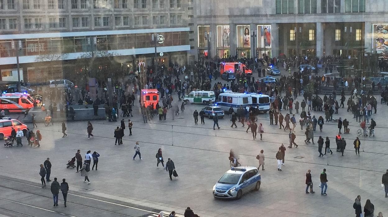 Presencia policial en la céntrica plaza Alexanderplatz de Berlín por la concentración