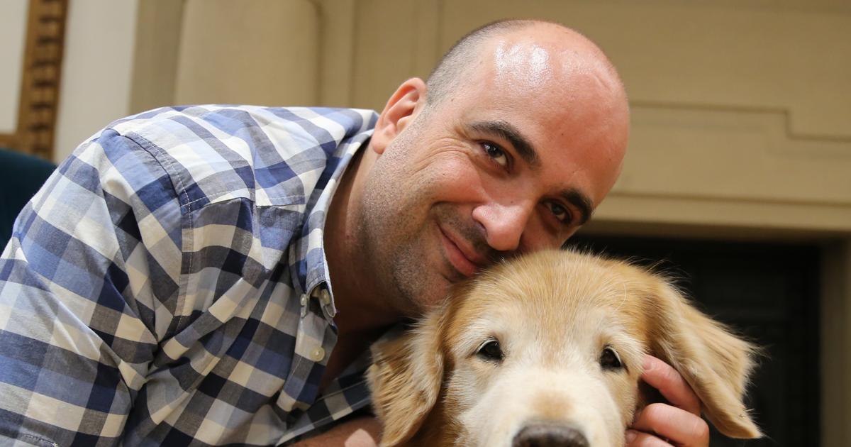 Emilio Ortiz, el escritor invidente junto a su perro guía