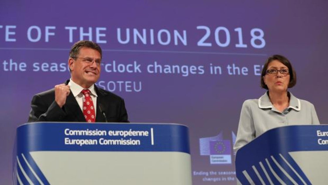 El vicepresidente de la Comisión Europea, Maros Sefcovic, y la comisaria europea de Transportes, Violeta Bulc, en septiembre de 2018 anunciando la necesidad de cambiar el horario