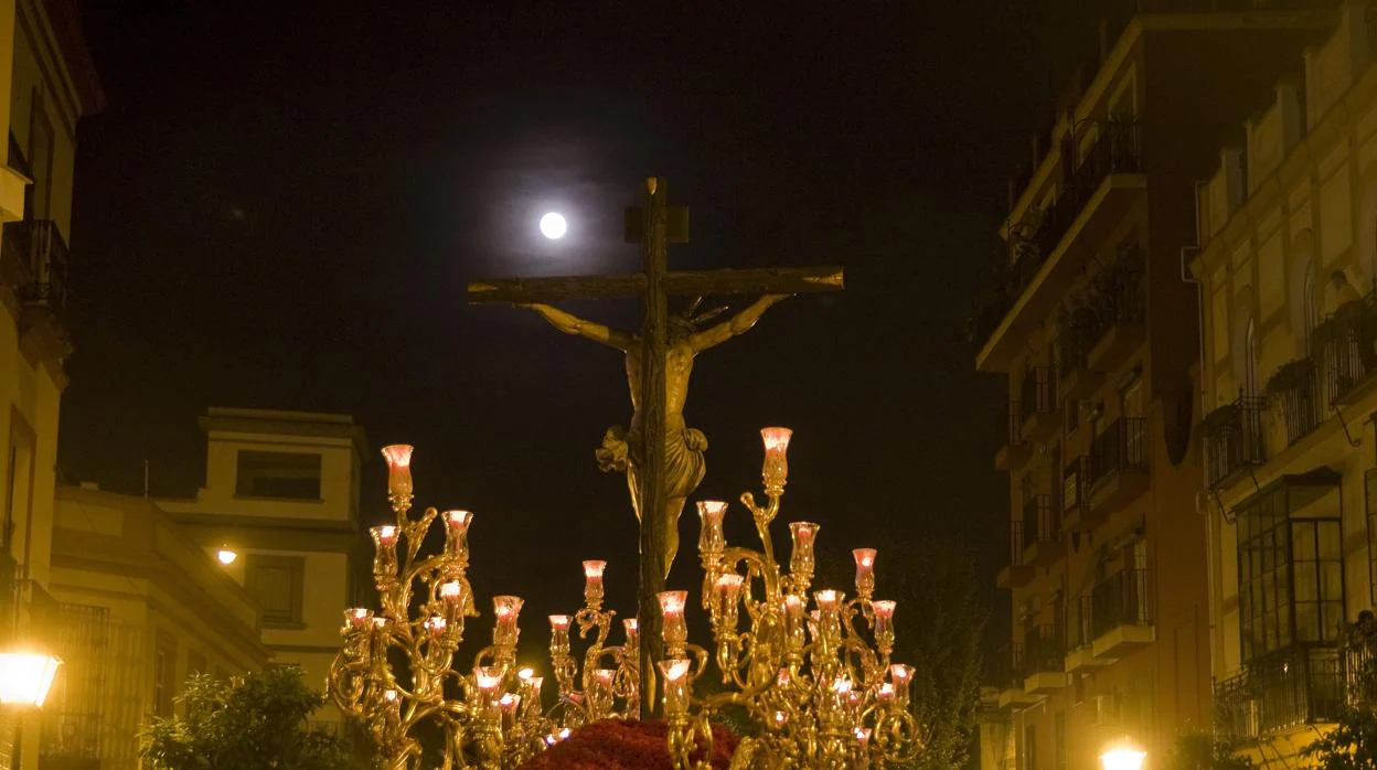 Paso del Cristo de la Hermandad de San Bernardo en el camino de vuelta a la iglesia en Sevilla