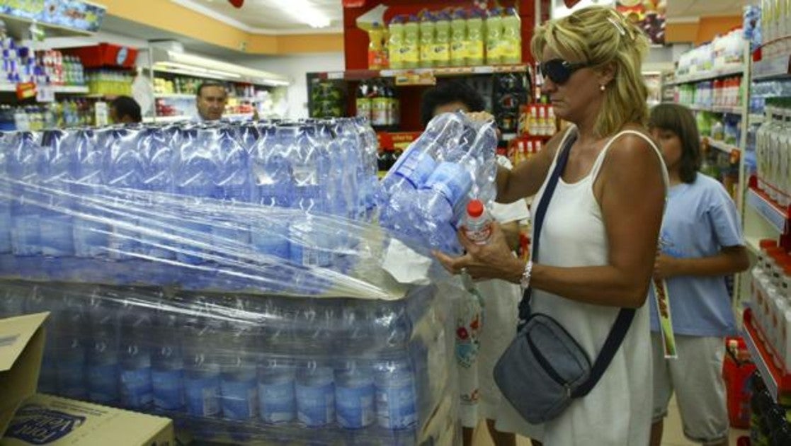 El Parlamento europeo quiere reducir el consumo de agua embotellada y así luchar contra el uso del plástico