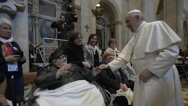 El Papa no se dejó besar el anillo para evitar la propagación de gérmenes entre los fieles