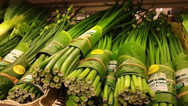 Un supermercado sustituye los envases de plástico por hojas de plátano