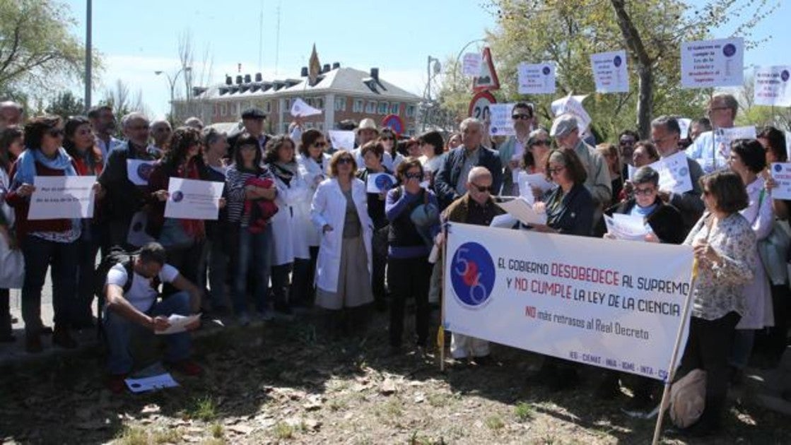 Científicos protestan a las puertas del Palacio de la Moncloa