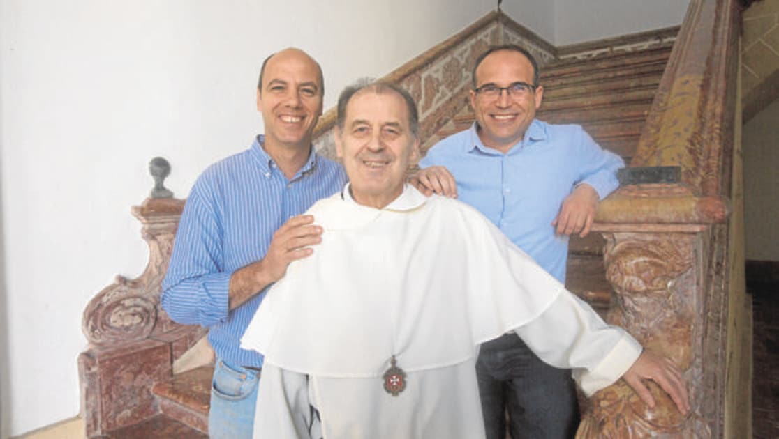 Fray Juan José Mancebo junto a Salvador Gutiérrez (izqda.) y José Capote, directores del documental