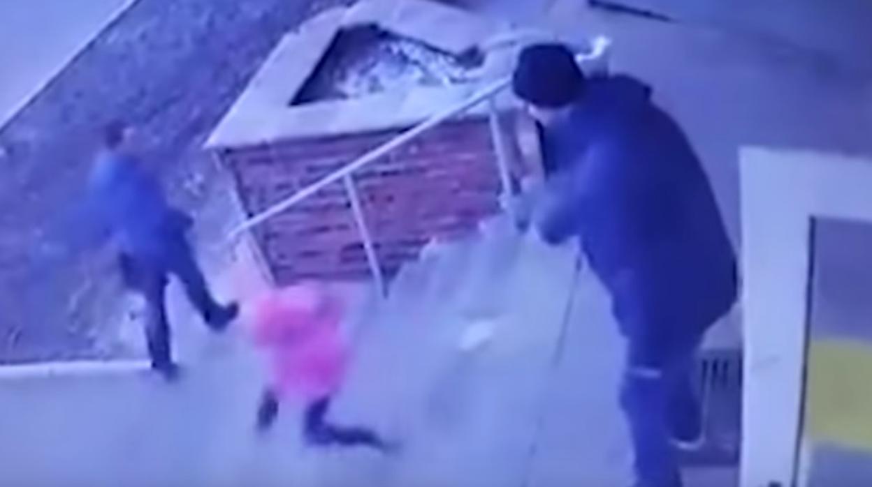 Momento en el que un padre lanza por las escaleras a su hija pequeña